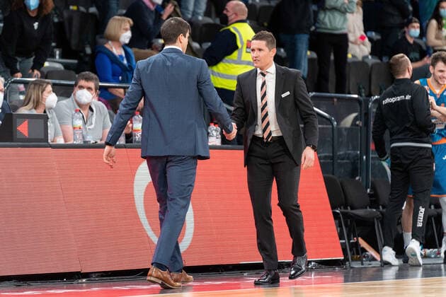 Pedro Calles Hamburg Towers head coach and Jaka Lakovic Ratiopahrm Ulm head coach Hamburg Towers vs Ratiopharm Ulm, basketball, Bundesliga, Hauptrunde, Spieltag 19, Saison 2021 2022, 29 01 2022 Marcel von Fehrn Hamburg Towers vs Ratiopharm Ulm, basketball, Bundesliga, Hauptrunde, Spieltag 19, Saison 2021 2022, 29 01 2022 Hamburg Copyright: xEibnerxPressefoto MarcelxvonxFehrnx EP_MFN