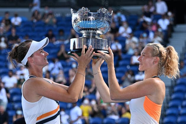 TENNIS AUSTRALIAN OPEN, Barbora Krejcikova (right) and Katerina Siniakova (left) of Czech Republic with the trophy following their win in the women?s doubles final against Anna Danilina of Kazakhstan and Beatriz Haddad Maia of Brazil on Day 14 of the Australian Open at Melbourne Park in Melbourne, Sunday, January 30, 2022. ( NO ARCHIVING, EDITORIAL USE ONLY, NO USE IN BOOKS WITHOUT CONSENT MELBOURNE VIC AUSTRALIA  Copyright: xDAVExHUNTx 20220130001618387064