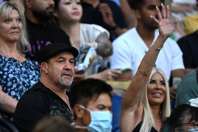 TENNIS AUSTRALIAN OPEN, Former Australian boxer Jeff Fenech and wife Suzee are seen before the men?s singles final between Russia?s Daniil Medveded and Spain?s Rafael Nadal on Day 14 of the Australian Open at Melbourne Park in Melbourne, Saturday, January 29, 2022. ( NO ARCHIVING, EDITORIAL USE ONLY, NO USE IN BOOKS WITHOUT CONSENT MELBOURNE VIC AUSTRALIA  Copyright: xDEANxLEWINSx 20220130001618397592