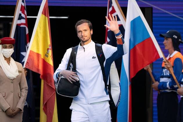 Sport Bilder des Tages Mandatory Credit: Photo by James Gourley Shutterstock (12778011ap) Daniil Medvedev walks onto court ahead of the Men s Singles final Australian Open, Day Fourteen, Tennis, Melbourne Park, Melbourne, Australia - 30 Jan 2022 Australian Open, Day Fourteen, Tennis, Melbourne Park, Melbourne, Australia - 30 Jan 2022  Copyright: xJamesxGourley Shutterstockx 12778011ap