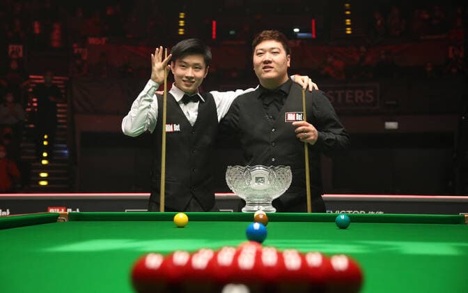 Bilder des Jahres 2022, Sport 01 Januar Sport Themen der Woche KW04 Sport Bilder des Tages Zhao Xintong (CHN), Yan Bingtao (CHN) Snooker Billard Finale Berlin German Masters im Tempodrom 30.01.2022 *** Zhao Xintong CHN , Yan Bingtao CHN Sport Snooker Billiards Final Berlin German Masters at Tempodrom 30 01 2022