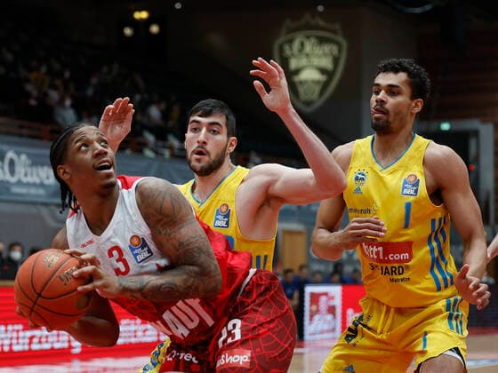30 01 2022, Basketball, BBL, Hauptrunde, s Oliver Wuerzburg Alba Berlin, GER, Wuerzburg, tectake Arena picture v, li Desi Rodriguez s Oliver Wuerzburg , Yovel Zoosman ALBA BERLIN and Oscar Da Silva ALBA BERLIN Copyright: HMBxMedia xHeikoxBecker