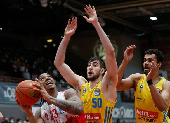 30 01 2022, Basketball, BBL, Hauptrunde, s Oliver Wuerzburg Alba Berlin, GER, Wuerzburg, tectake Arena picture v, li Desi Rodriguez s Oliver Wuerzburg , Yovel Zoosman ALBA BERLIN and Oscar Da Silva ALBA BERLIN Copyright: HMBxMedia xHeikoxBecker