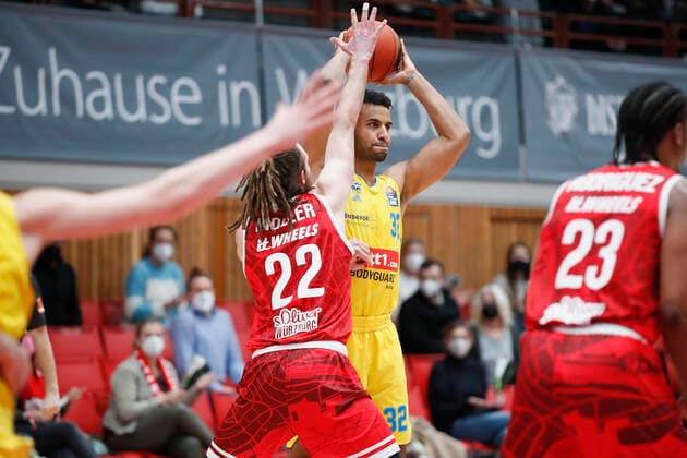 30 01 2022, skin round 2021 22, 19 matchday, s Oliver Wuerzburg vs ALBA Berlin, easyCredit BBL, 19 matchday, GER, Wuerzburg, tectake ARENA, picture from left Craig Moller s Oliver Wuerzburg vs Johannes Thiemann ALBA BERLIN Copyright: HMBxMedia xHeikoxBecker