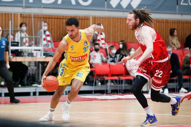 30 01 2022, skin round 2021 22, 19 matchday, s Oliver Wuerzburg vs ALBA Berlin, easyCredit BBL, 19 matchday, GER, Wuerzburg, tectake ARENA, picture from left Johannes Thiemann ALBA BERLIN vs Craig Moller s Oliver Wuerzburg Copyright: HMBxMedia xHeikoxBecker