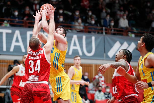 30 01 2022, skin round 2021 22, 19 matchday, s Oliver Wuerzburg vs ALBA Berlin, easyCredit BBL, 19 matchday, GER, Wuerzburg, tectake ARENA, picture from left Felix Hoffmann s Oliver Wuerzburg , Yovel Zoosman ALBA Berlin , Desi Rodriguez s Oliver Wuerzburg and Oscar da Silva ALBA Berlin Copyright: HMBxMedia xHeikoxBecker
