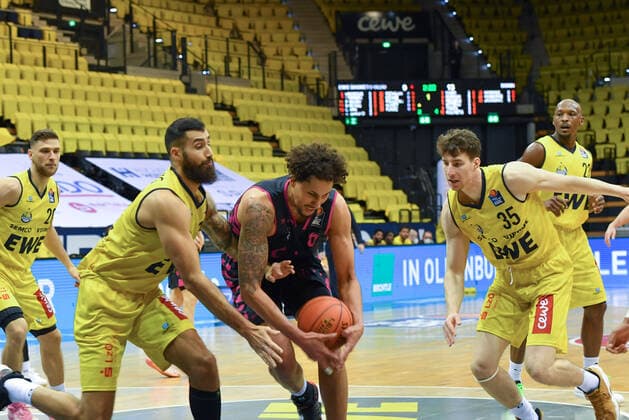 GER, Basketball,easy Credit BBL, EWE Baskets Oldenburg vs Telekom Baskets Bonn 30 01 2022, EWE Arena, Oldenburg, GER, easy Credit BBL, EWE Baskets Oldenburg vs Telekom Baskets Bonn , in picture Michael KESSENS Telekom Baskets Bonn 6 Martin BREUNING EWE Baskets Oldenburg 12 Alen PJANIC EWE Baskets Oldenburg 35 nordphotoxRojahn nph00310