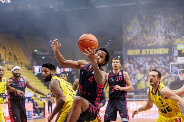 Oldenburg, Lower Saxony, DEU, 30 01 2022, Justin Gorham right, Telekom Baskets Bonn and Cameron Clark left, EWE Baskets Oldenburg EWE Baskets Oldenburg vs Telekom Baskets Bonn 1 Basketball Bundesliga Saison 2021 2022, 19 Spieltag, Grosse EWE Arena EWE Baskets Oldenburg vs Telekom Baskets Bonn