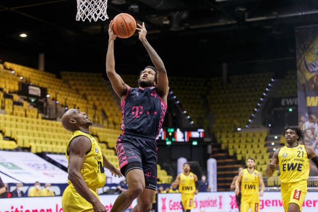 Oldenburg, Lower Saxony, DEU, Justin Gorham right, Telekom Baskets Bonn and Rickey Paulding left, EWE Baskets Oldenburg EWE Baskets Oldenburg vs Telekom Baskets Bonn 1 Basketball Bundesliga Saison 2021 2022, 19 Spieltag, Grosse EWE Arena EWE Baskets Oldenburg vs Telekom Baskets Bonn