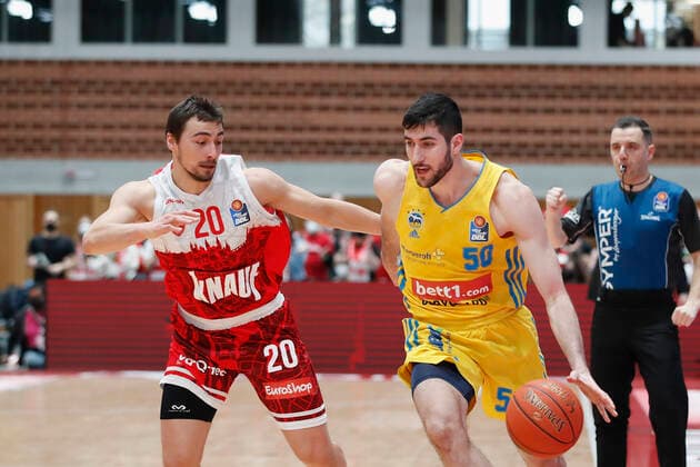 30 01 2022, skin round 2021 22, 19 matchday, s Oliver Wuerzburg vs ALBA Berlin, easyCredit BBL, 19 matchday, GER, Wuerzburg, tectake ARENA, picture from left Julian Albus s Oliver Wuerzburg vs Yovel Zoosman ALBA BERLIN Copyright: HMBxMedia xHeikoxBecker