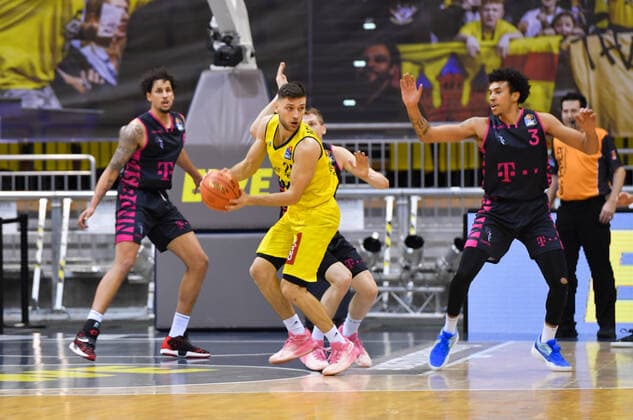 GER, Basketball,easy Credit BBL, EWE Baskets Oldenburg vs Telekom Baskets Bonn 30 01 2022, EWE Arena, Oldenburg, GER, easy Credit BBL, EWE Baskets Oldenburg vs Telekom Baskets Bonn , in picture Michal MICHALAK EWE Baskets Oldenburg 20 Michael KESSENS Telekom Baskets Bonn 6 Tyson WARD Telekom Baskets Bonn 3 nordphotoxRojahn nph00310