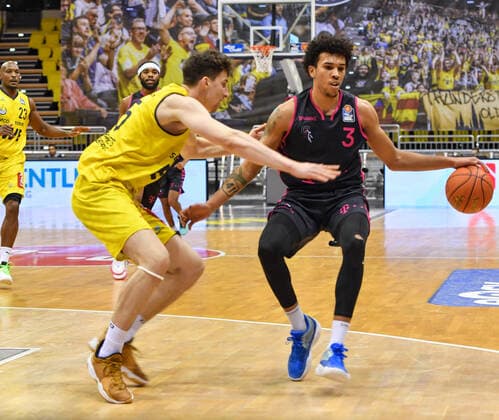 GER, Basketball,easy Credit BBL, EWE Baskets Oldenburg vs Telekom Baskets Bonn 30 01 2022, EWE Arena, Oldenburg, GER, easy Credit BBL, EWE Baskets Oldenburg vs Telekom Baskets Bonn , in picture Tyson WARD Telekom Baskets Bonn 3 Alen PJANIC EWE Baskets Oldenburg 35 nordphotoxRojahn nph00310