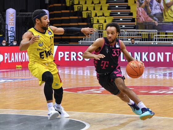 GER, Basketball,easy Credit BBL, EWE Baskets Oldenburg vs Telekom Baskets Bonn 30 01 2022, EWE Arena, Oldenburg, GER, easy Credit BBL, EWE Baskets Oldenburg vs Telekom Baskets Bonn , in picture Parker JACKSON CARTWRIGHT Telekom Baskets Bonn 33 Phil PRESSEY EWE Baskets Oldenburg 11 nordphotoxRojahn nph00310