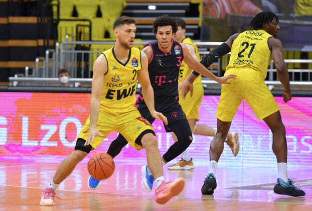 GER, Basketball,easy Credit BBL, EWE Baskets Oldenburg vs Telekom Baskets Bonn 30 01 2022, EWE Arena, Oldenburg, GER, easy Credit BBL, EWE Baskets Oldenburg vs Telekom Baskets Bonn , in picture Michal MICHALAK EWE Baskets Oldenburg 20 Tyson WARD Telekom Baskets Bonn 3 Tai ODIASE EWE Baskets Oldenburg 21 nordphotoxRojahn nph00310