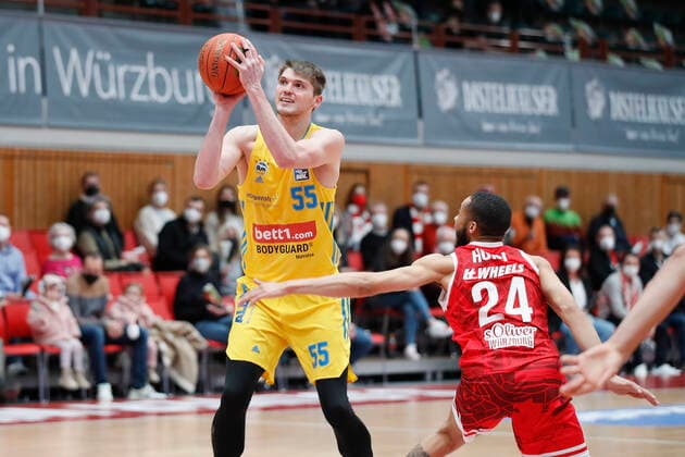 30 01 2022, skin round 2021 22, 19 matchday, s Oliver Wuerzburg vs ALBA Berlin, easyCredit BBL, 19 matchday, GER, Wuerzburg, tectake ARENA, picture from left Ben Lammers ALBA BERLIN vs Cameron Hunt s Oliver Wuerzburg Copyright: HMBxMedia xHeikoxBecker