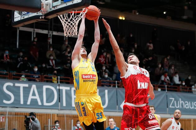 30 01 2022, skin round 2021 22, 19 matchday, s Oliver Wuerzburg vs ALBA Berlin, easyCredit BBL, 19 matchday, GER, Wuerzburg, tectake ARENA, picture from left Ben Lammers ALBA BERLIN vs Filip Stanic s Oliver Wuerzburg Copyright: HMBxMedia xHeikoxBecker