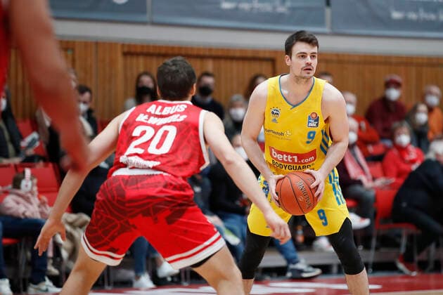 30 01 2022, skin round 2021 22, 19 matchday, s Oliver Wuerzburg vs ALBA Berlin, easyCredit BBL, 19 matchday, GER, Wuerzburg, tectake ARENA, picture from left Julian Albus s Oliver Wuerzburg vs Jonas Mattisseck ALBA BERLIN Copyright: HMBxMedia xHeikoxBecker