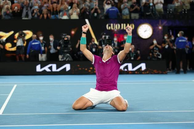 Mandatory Credit: Photo by Ella Ling Shutterstock (12778014dt) Rafael Nadal celebrates victory in the Men s Singles final Australian Open, Day Fourteen, Tennis, Melbourne Park, Melbourne, Australia - 30 Jan 2022 Australian Open, Day Fourteen, Tennis, Melbourne Park, Melbourne, Australia - 30 Jan 2022  Copyright: xEllaxLing Shutterstockx 12778014dt