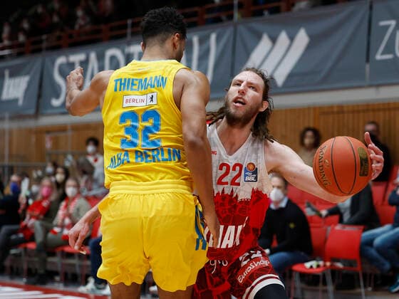 30 01 2022, basketball, BBL, main round, s Oliver Wuerzburg Alba Berlin, GER, Wuerzburg, tectake Arena picture v, li Johannes Thiemann ALBA BERLIN and Craig Moller s Oliver Wuerzburg Copyright: HMBxMedia xHeikoxBecker