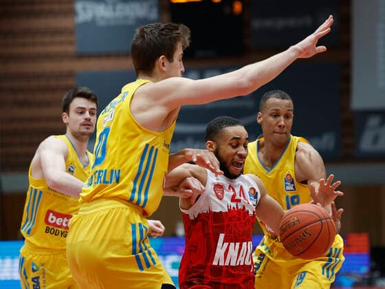 30 01 2022, Basketball, BBL, Hauptrunde, s Oliver Wuerzburg Alba Berlin, GER, Wuerzburg, tectake Arena picture v, li Jonas Mattisseck ALBA BERLIN , Tim Schneider ALBA BERLIN , Cameron Hunt s Oliver Wuerzburg and Louis Olinde ALBA BERLIN Copyright: HMBxMedia xHeikoxBecker