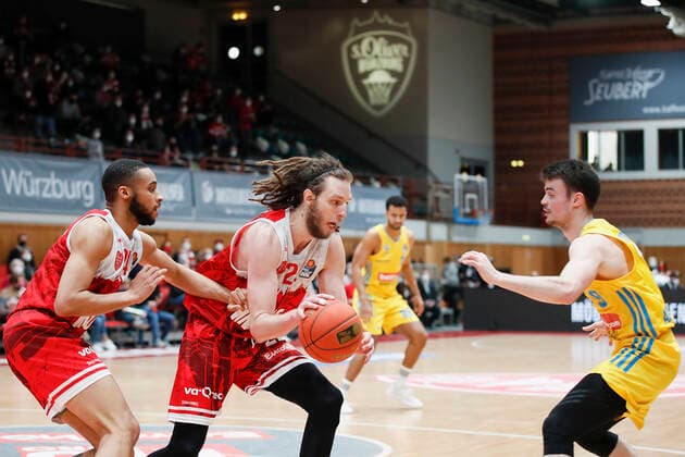 30 01 2022, skin round 2021 22, 19 matchday, s Oliver Wuerzburg vs ALBA Berlin, easyCredit BBL, 19 matchday, GER, Wuerzburg, tectake ARENA, picture from left Cameron Hunt s Oliver Wuerzburg , Craig Moller s Oliver Wuerzburg and Jonas Mattisseck ALBA BERLIN Copyright: HMBxMedia xHeikoxBecker