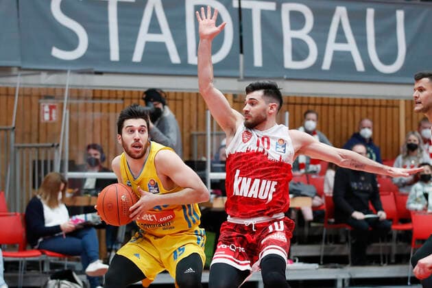30 01 2022, skin round 2021 22, 19 matchday, s Oliver Wuerzburg vs ALBA Berlin, easyCredit BBL, 19 matchday, GER, Wuerzburg, tectake ARENA, picture v li Tamir Blatt ALBA BERLIN vs Luciano Parodi s Oliver Wuerzburg Copyright: HMBxMedia xHeikoxBecker
