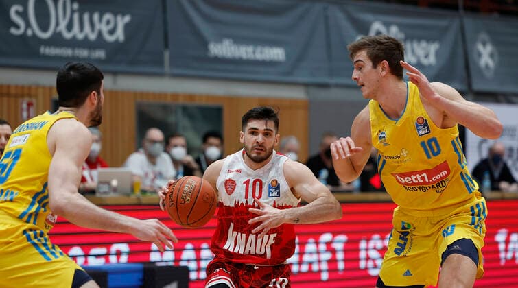 30 01 2022, basketball, BBL, main round, s Oliver Wuerzburg Alba Berlin, GER, Wuerzburg, tectake Arena picture v, li Yovel Zoosman ALBA BERLIN , Luciano Parodi s Oliver Wuerzburg and Tim Schneider ALBA BERLIN Copyright: HMBxMedia xHeikoxBecker