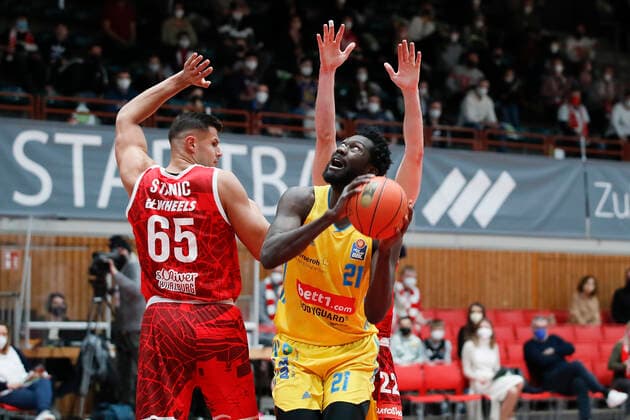 30 01 2022, skin round 2021 22, 19 matchday, s Oliver Wuerzburg vs ALBA Berlin, easyCredit BBL, 19 matchday, GER, Wuerzburg, tectake ARENA, picture from left Filip Stanic s Oliver Wuerzburg vs Christ Koumadje ALBA BERLIN Copyright: HMBxMedia xHeikoxBecker