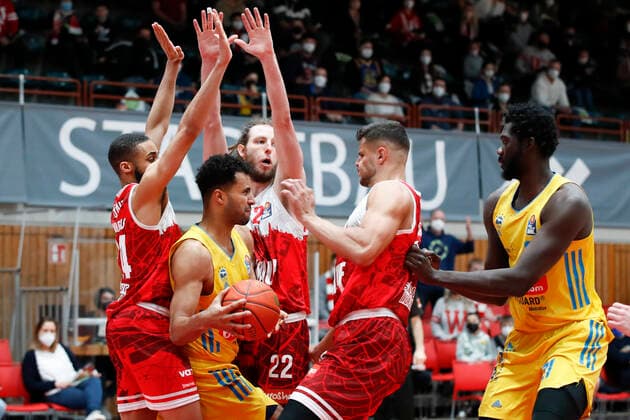 30 01 2022, skin round 2021 22, 19 matchday, s Oliver Wuerzburg vs ALBA Berlin, easyCredit BBL, 19 matchday, GER, Wuerzburg, tectake ARENA, picture from left Cameron Hunt s Oliver Wuerzburg , Johannes Thiemann ALBA BERLIN , Craig Moller s Oliver Wuerzburg , Filip Stanic s Oliver Wuerzburg and Christ Koumadje ALBA BERLIN Copyright: HMBxMedia xHeikoxBecker