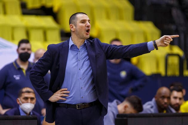 Oldenburg, Lower Saxony, DEU, 30 01 2022, Head Coach Alen Abaz EWE Baskets Oldenburg gestures on the sidelines EWE Baskets Oldenburg vs Telekom Baskets Bonn 1 Basketball Bundesliga Saison 2021 2022, 19 Spieltag, Grosse EWE Arena EWE Baskets Oldenburg vs Telekom Baskets Bonn