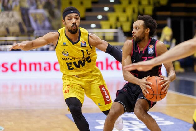 Oldenburg, Lower Saxony, DEU, 30 01 2022, Parker Jackson Cartwright center, Telekom Baskets Bonn , Phil Pressey left, EWE Baskets Oldenburg EWE Baskets Oldenburg vs Telekom Baskets Bonn 1 Basketball Bundesliga Season 2021 2022, 19 Matchday, Grosse EWE Arena EWE Baskets Oldenburg vs Telekom Baskets Bonn