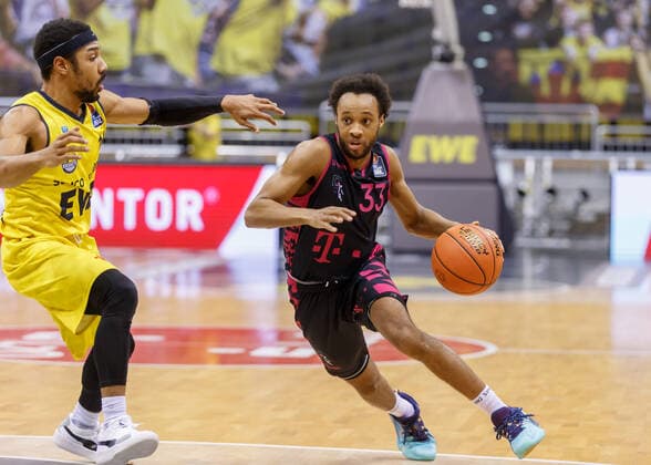 Oldenburg, Lower Saxony, DEU, 30 01 2022, Parker Jackson Cartwright right, Telekom Baskets Bonn and Phil Pressey left, EWE Baskets Oldenburg EWE Baskets Oldenburg vs Telekom Baskets Bonn 1 Basketball Bundesliga Season 2021 2022, 19 Matchday, Grosse EWE Arena EWE Baskets Oldenburg vs Telekom Baskets Bonn