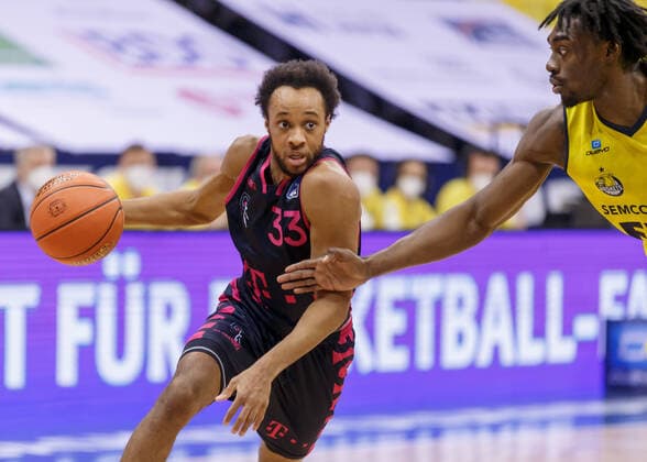 Oldenburg, Lower Saxony, DEU, 30 01 2022, Parker Jackson Cartwright left, Telekom Baskets Bonn and Tai Odiase right, EWE Baskets Oldenburg EWE Baskets Oldenburg vs Telekom Baskets Bonn 1 Basketball Bundesliga season 2021 2022, 19 matchday, Grosse EWE Arena EWE Baskets Oldenburg vs Telekom Baskets Bonn