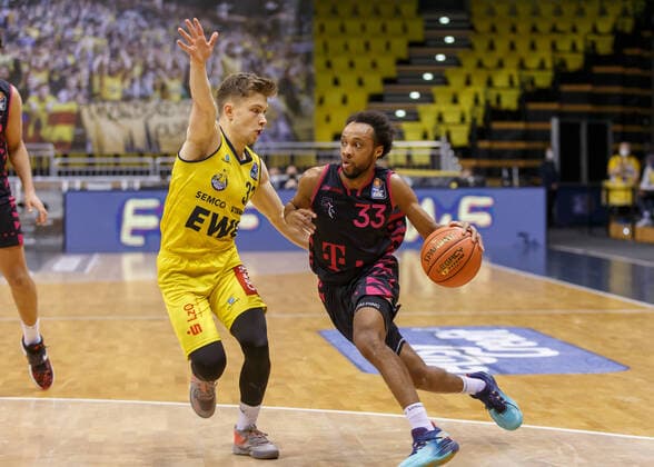 Oldenburg, Lower Saxony, DEU, 30 01 2022, Parker Jackson Cartwright right, Telekom Baskets Bonn and Bennet Hundt EWE Baskets Oldenburg EWE Baskets Oldenburg vs Telekom Baskets Bonn 1 Basketball Bundesliga Saison 2021 2022, 19 Spieltag, Grosse EWE Arena EWE Baskets Oldenburg vs Telekom Baskets Bonn