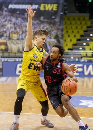 Oldenburg, Lower Saxony, DEU, 30 01 2022, Parker Jackson Cartwright right, Telekom Baskets Bonn and Bennet Hundt EWE Baskets Oldenburg EWE Baskets Oldenburg vs Telekom Baskets Bonn 1 Basketball Bundesliga Saison 2021 2022, 19 Spieltag, Grosse EWE Arena EWE Baskets Oldenburg vs Telekom Baskets Bonn
