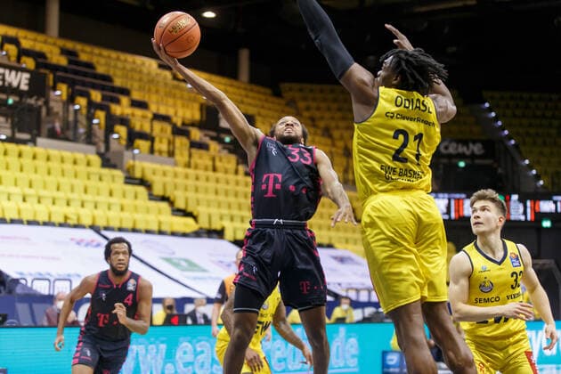 Oldenburg, Lower Saxony, DEU, 30 01 2022, Parker Jackson Cartwright center, Telekom Baskets Bonn , Tai Odiase EWE Baskets Oldenburg and Bennet Hundt right, EWE Baskets Oldenburg EWE Baskets Oldenburg vs Telekom Baskets Bonn 1 Basketball Bundesliga Saison 2021 2022, 19 Spieltag, Grosse EWE Arena EWE Baskets Oldenburg vs Telekom Baskets Bonn