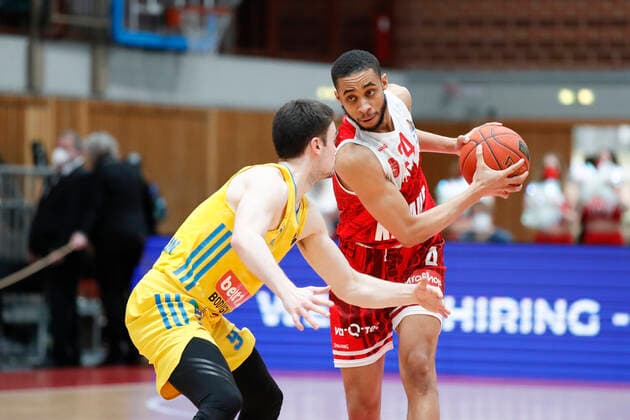 30 01 2022, skin round 2021 22, 19 matchday, s Oliver Wuerzburg vs ALBA Berlin, easyCredit BBL, 19 matchday, GER, Wuerzburg, tectake ARENA, picture from left Jonas Mattisseck ALBA BERLIN vs Cameron Hunt s Oliver Wuerzburg Copyright: HMBxMedia xHeikoxBecker