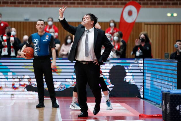30 01 2022, skin round 2021 22, 19 matchday, s Oliver Wuerzburg vs ALBA Berlin, easyCredit BBL, 19 matchday, GER, Wuerzburg, tectake ARENA, picture head coach Sasa Filipovski s Oliver Wuerzburg gives instructions to his players Copyright: HMBxMedia xHeikoxBecker