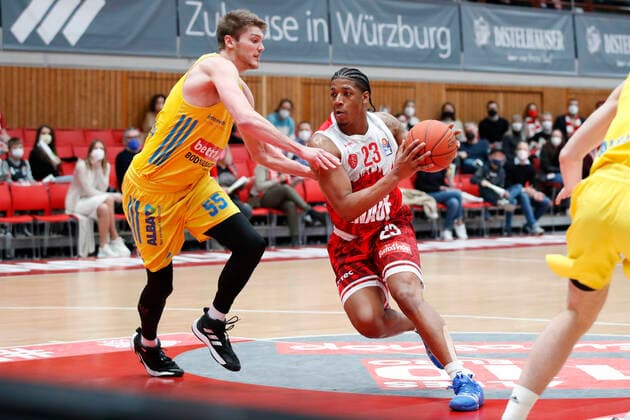 30 01 2022, skin round 2021 22, 19 matchday, s Oliver Wuerzburg vs ALBA Berlin, easyCredit BBL, 19 matchday, GER, Wuerzburg, tectake ARENA, picture from left Ben Lammers ALBA BERLIN vs Desi Rodriguez s Oliver Wuerzburg Copyright: HMBxMedia xHeikoxBecker