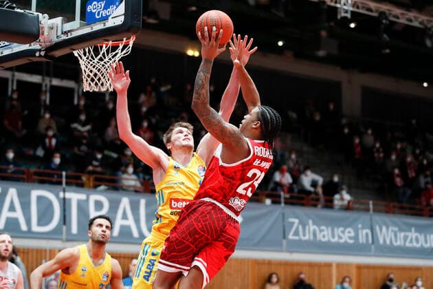 30 01 2022, skin round 2021 22, 19 matchday, s Oliver Wuerzburg vs ALBA Berlin, easyCredit BBL, 19 matchday, GER, Wuerzburg, tectake ARENA, picture from left Ben Lammers ALBA BERLIN vs Desi Rodriguez s Oliver Wuerzburg Copyright: HMBxMedia xHeikoxBecker