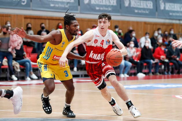 30 01 2022, skin round 2021 22, 19 matchday, s Oliver Wuerzburg vs ALBA Berlin, easyCredit BBL, 19 matchday, GER, Wuerzburg, tectake ARENA, picture from left Jaleen Smith ALBA BERLIN vs Julius Boehmer s Oliver Wuerzburg Copyright: HMBxMedia xHeikoxBecker