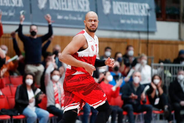 30 01 2022, skin round 2021 22, 19 matchday, s Oliver Wuerzburg vs ALBA Berlin, easyCredit BBL, 19 matchday, GER, Wuerzburg, tectake ARENA, picture Alex King s Oliver Wuerzburg after his three-pointer Copyright: HMBxMedia xHeikoxBecker