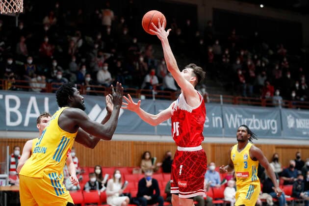 30 01 2022, skin round 2021 22, 19 matchday, s Oliver Wuerzburg vs ALBA Berlin, easyCredit BBL, 19 matchday, GER, Wuerzburg, tectake ARENA, picture from left Christ Koumadje ALBA BERLIN vs Julius Boehmer s Oliver Wuerzburg Copyright: HMBxMedia xHeikoxBecker