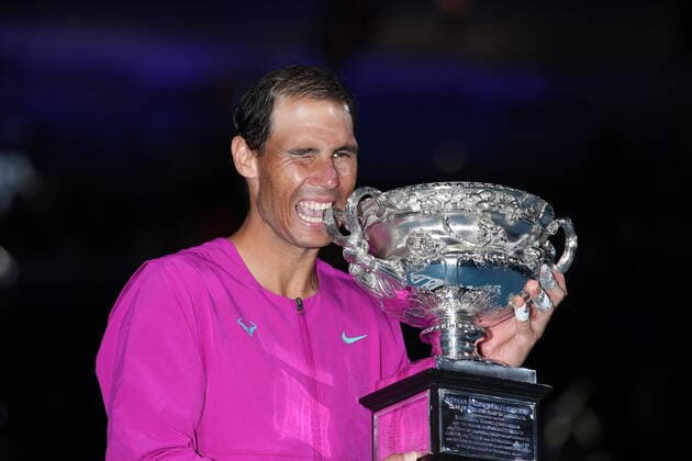 Sport Bilder des Tages (220130) --MELBOURNE, Jan. 30, 2022 -- Rafael Nadal of Spain celebrates with his trophy during the awarding ceremony after winning the men s singles final match between Rafael Nadal of Spain and Daniil Medvedev of Russia at Australian Open in Melbourne Park, in Melbourne, Australia, on Jan. 30, 2022. ) (SP)AUSTRALIA-MELBOURNE-TENNIS-AUSTRALIAN OPEN-MEN S SINGLES-FINALS BaixXuefei 