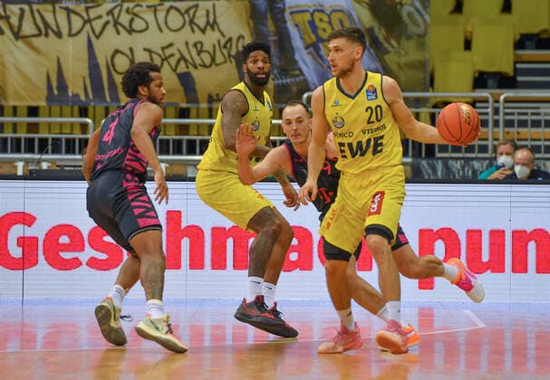 GER, Basketball,easy Credit BBL, EWE Baskets Oldenburg vs Telekom Baskets Bonn 30 01 2022, EWE Arena, Oldenburg, GER, easy Credit BBL, EWE Baskets Oldenburg vs Telekom Baskets Bonn , in picture Michal MICHALAK EWE Baskets Oldenburg 20 Karsten TADDA Telekom Baskets Bonn 9 Cameron CLARK EWE Baskets Oldenburg 15 nordphotoxRojahn nph00310