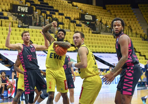 GER, Basketball,easy Credit BBL, EWE Baskets Oldenburg vs Telekom Baskets Bonn 30 01 2022, EWE Arena, Oldenburg, GER, easy Credit BBL, EWE Baskets Oldenburg vs Telekom Baskets Bonn , in picture Cameron CLARK EWE Baskets Oldenburg 15 Saulius KULVIETIS Telekom Baskets Bonn 10 Max HEIDEGGER EWE Baskets Oldenburg 3 Justin GORHAM Telekom Baskets Bonn 4 nordphotoxRojahn nph00310