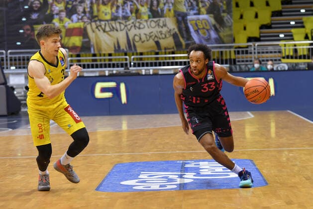 GER, Basketball,easy Credit BBL, EWE Baskets Oldenburg vs Telekom Baskets Bonn 30 01 2022, EWE Arena, Oldenburg, GER, easy Credit BBL, EWE Baskets Oldenburg vs Telekom Baskets Bonn , in picture Parker JACKSON CARTWRIGHT Telekom Baskets Bonn 33 Bennet HUNDT EWE Baskets Oldenburg 33 nordphotoxRojahn nph00310