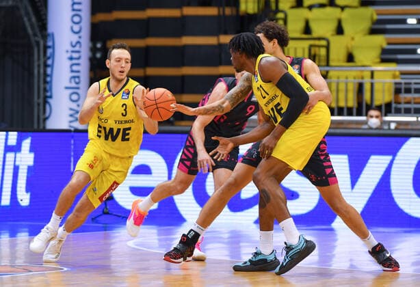 GER, Basketball,easy Credit BBL, EWE Baskets Oldenburg vs Telekom Baskets Bonn 30 01 2022, EWE Arena, Oldenburg, GER, easy Credit BBL, EWE Baskets Oldenburg vs Telekom Baskets Bonn , in picture Max HEIDEGGER EWE Baskets Oldenburg 3 Tai ODIASE EWE Baskets Oldenburg 21 Michael KESSENS Telekom Baskets Bonn 6 nordphotoxRojahn nph00310