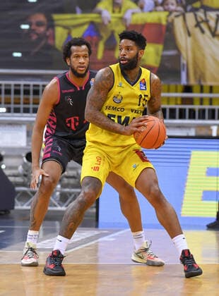 GER, Basketball,easy Credit BBL, EWE Baskets Oldenburg vs Telekom Baskets Bonn 30 01 2022, EWE Arena, Oldenburg, GER, easy Credit BBL, EWE Baskets Oldenburg vs Telekom Baskets Bonn , in picture Cameron CLARK EWE Baskets Oldenburg 15 Justin GORHAM Telekom Baskets Bonn 4 nordphotoxRojahn nph00310