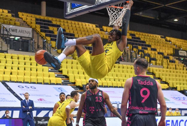 GER, Basketball,easy Credit BBL, EWE Baskets Oldenburg vs Telekom Baskets Bonn 30 01 2022, EWE Arena, Oldenburg, GER, easy Credit BBL, EWE Baskets Oldenburg vs Telekom Baskets Bonn , in the picture one highlight in the game is too little Tai ODIASE EWE Baskets Oldenburg 21 nordphotoxRojahn nph00310